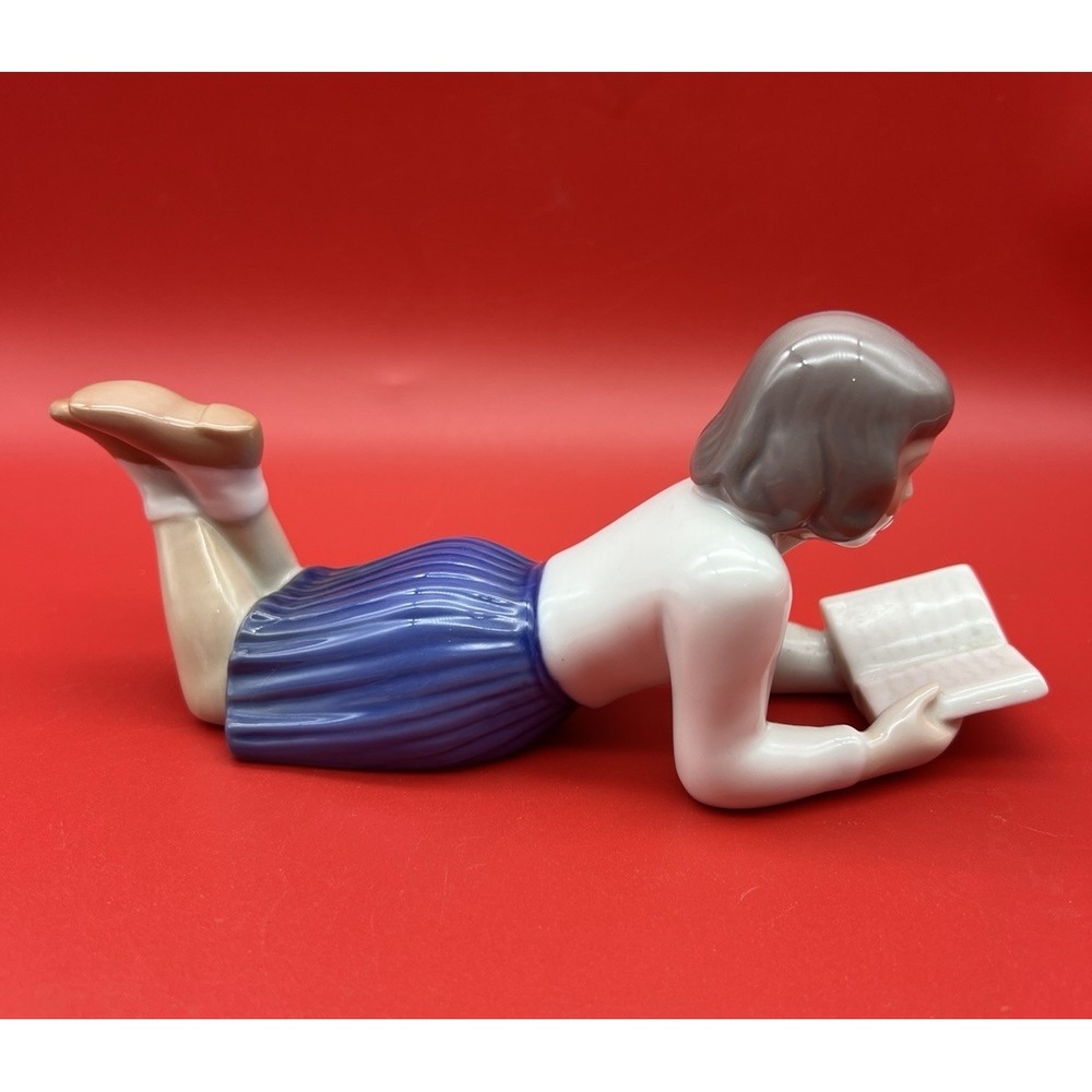 Royal Copenhagen Bing & Grondahl Figurine "Girl that reads a book" 2304 EUC